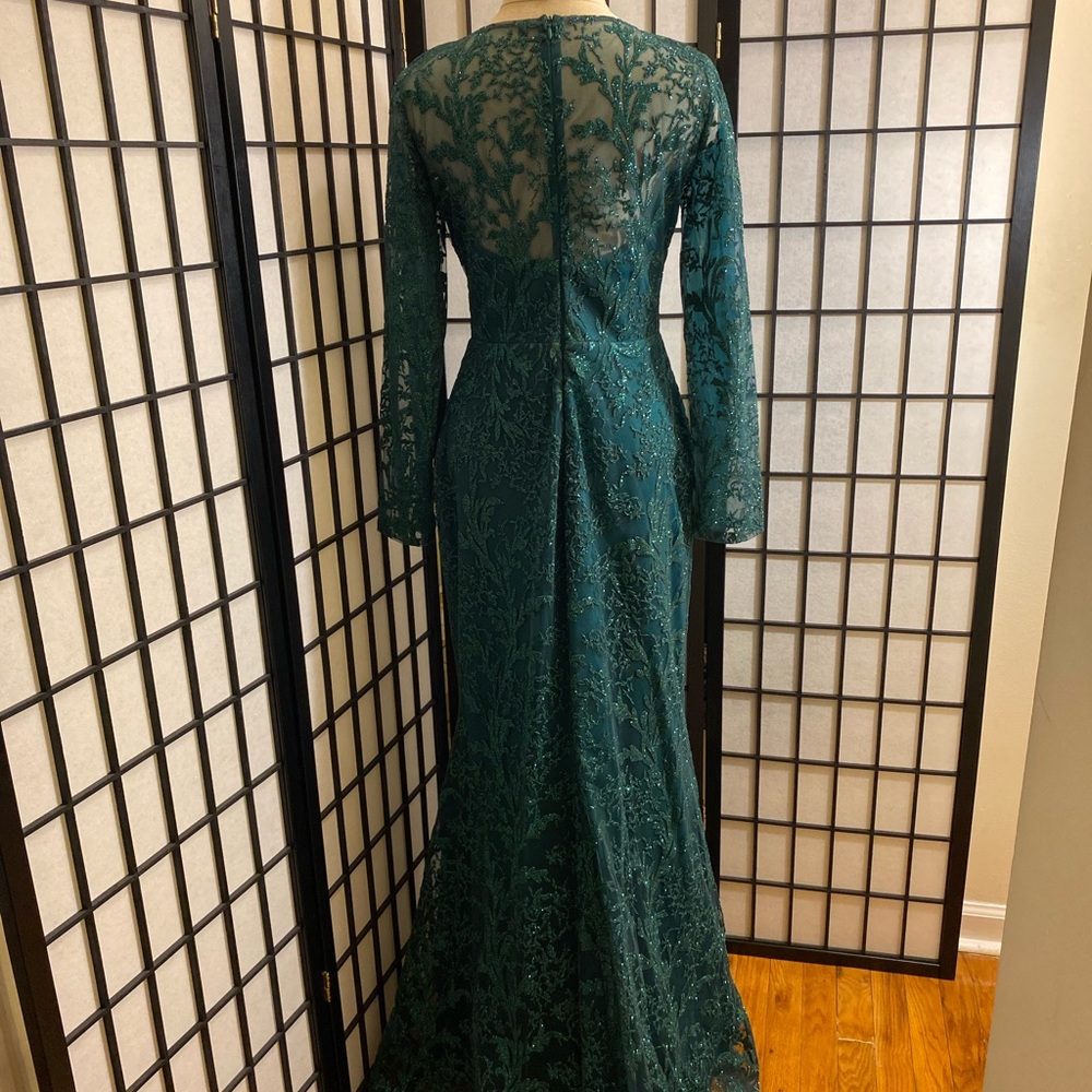 Elegant Green Lace Evening Gown - Picture 2 of 3